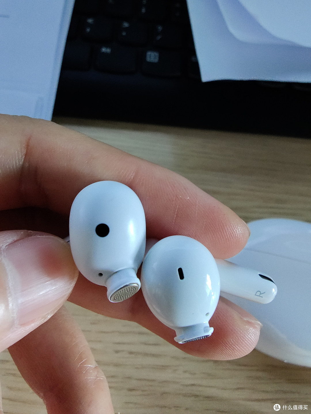 容易藏污纳垢,不如w51的黑色塑料盖,耳机孔凸出部分2i比较短,深入耳朵