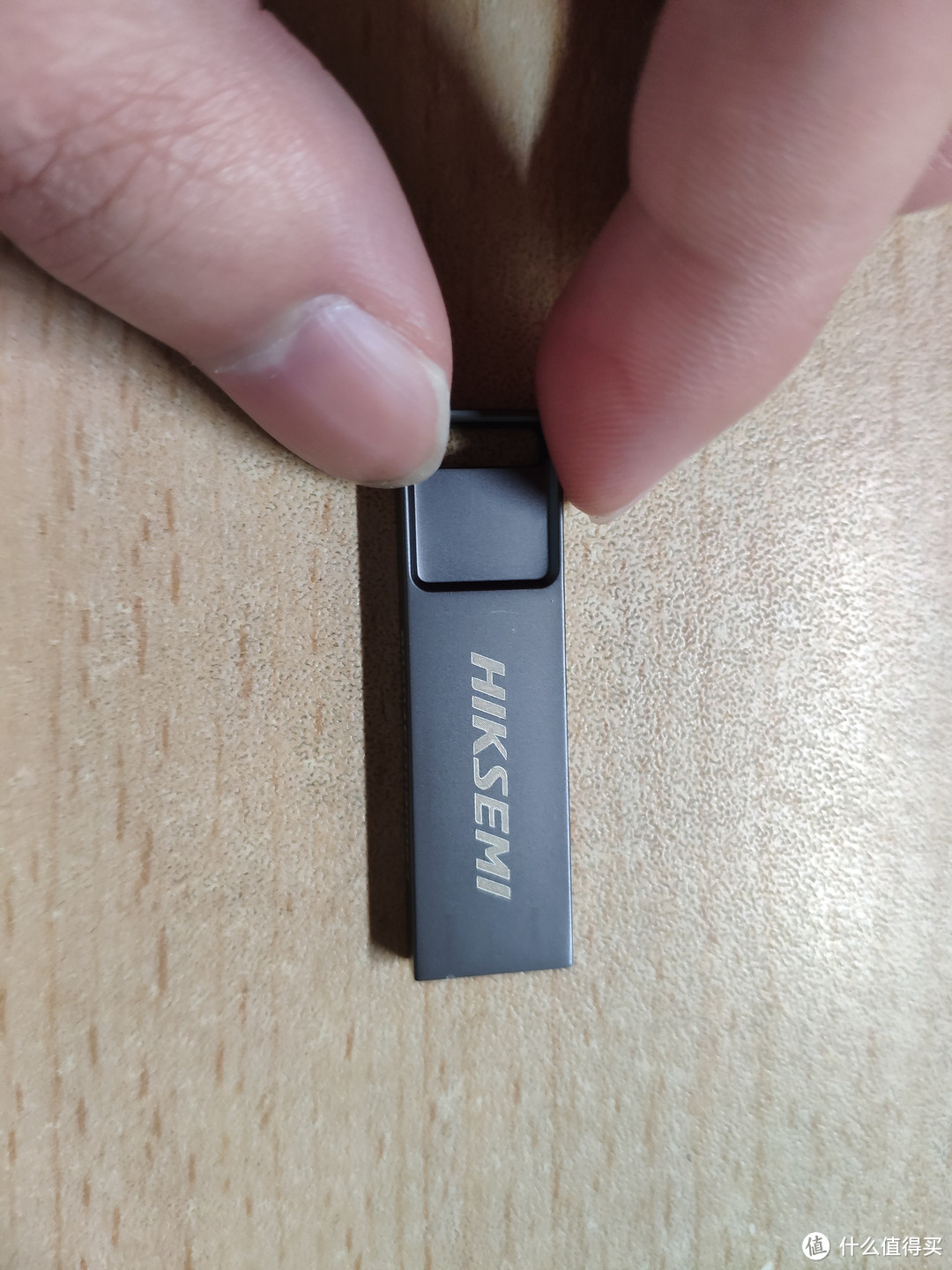 海康威视X301G刀锋黑色，越级的长质保高速防尘防水一体封装USB3.1 U盘