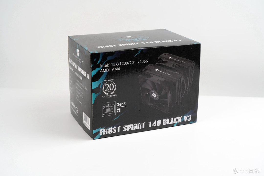 散热器是利民的霜灵FS140 Black V3。