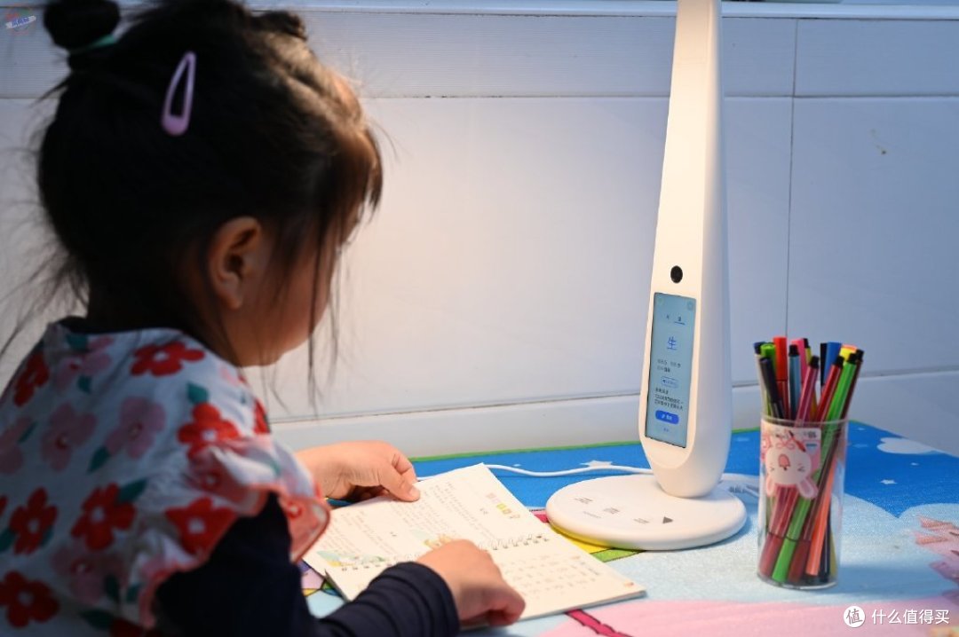 聪明好用的学习助手,帮孩子提升专注力,有道智能学习灯上手