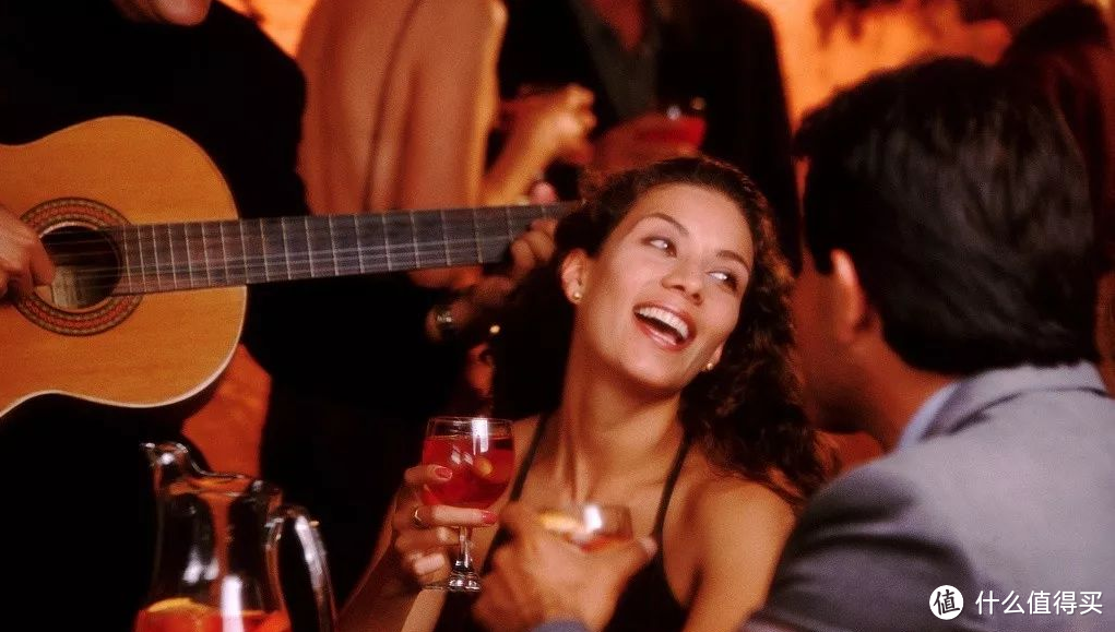 在电影《午夜巴塞罗那》中，一杯甜美可口的Sangria开启了男主和女主的爱情故事