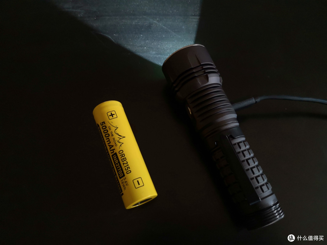 在路上X4手电,不一样的掌中迷你21700。