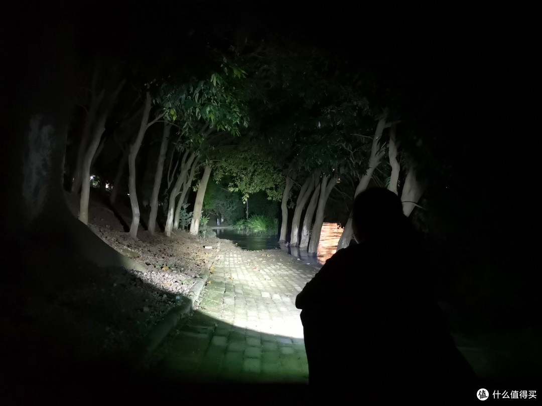 在路上X4手电,不一样的掌中迷你21700。