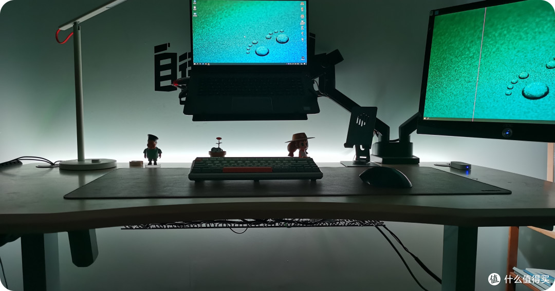 桌面下乱糟糟的电线该如何整理规划？桌上十分钟，桌下十年功，物美价廉的桌下走线解决方案