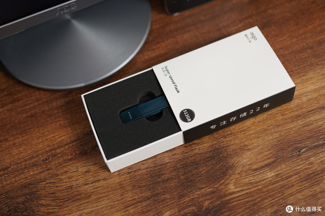 aigo高速固态u盘u396的产品包装盒采用白色系设计风格为主,包装盒简洁