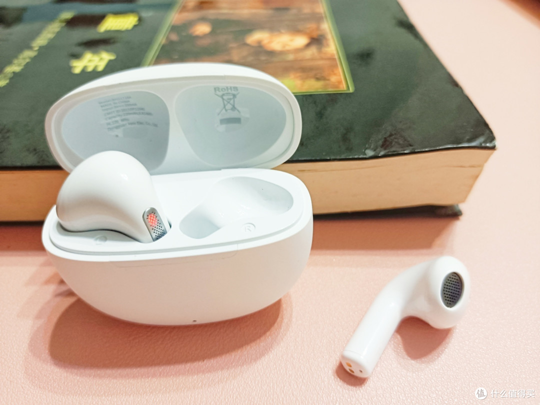 罕见的短柄高配半入耳式通勤蓝牙耳机qcyailypods蓝牙耳机评测