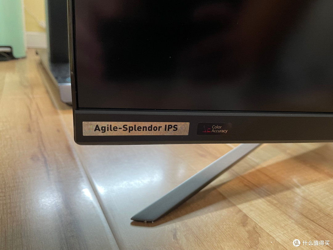 友达Fast IPS，三面窄边框设计，出厂sRGB模式DeltaE小于1