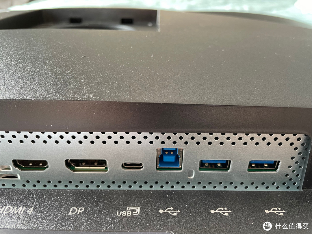 还有DP1.4接口，USB-C DP Alt PD90W接口，支持KVM功能，USB3.0 Type-B上行接口，USB3.0两个。顺便提一句，这个显示器默认开机设置上行接口是USB-C而不是USB Type B，导致我键盘接在显示器上开机不可用，还以为是USB线没插好，后来发现OSD菜单KVM功能默认把上行选在了C口而不是B口。