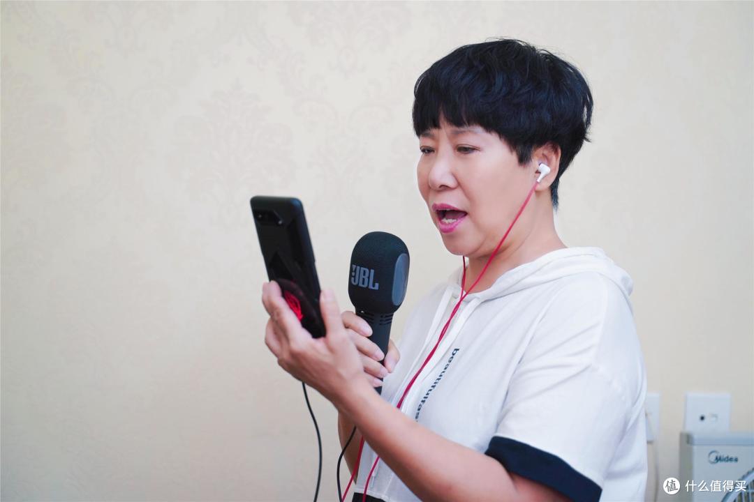 既是麦克风也是蓝牙音箱，JBL KMC300让老妈体验歌星的感觉