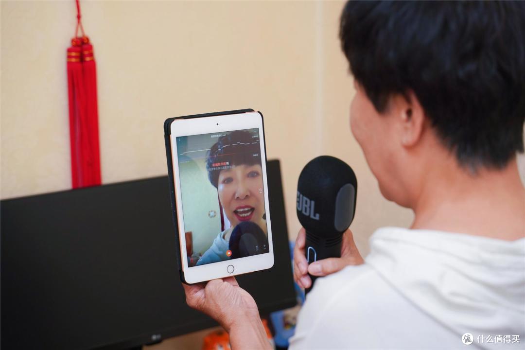 既是麦克风也是蓝牙音箱，JBL KMC300让老妈体验歌星的感觉