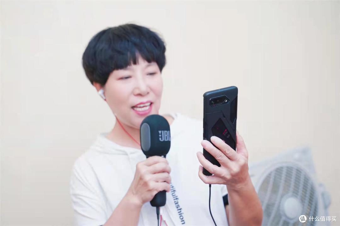 既是麦克风也是蓝牙音箱，JBL KMC300让老妈体验歌星的感觉