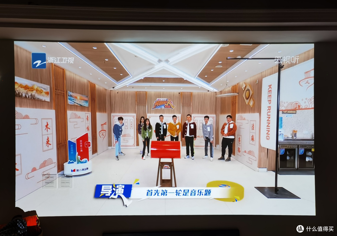 毕业季租房神器，和小伙伴晚上的快乐就靠它了，618迷你投影这么搭配就对了