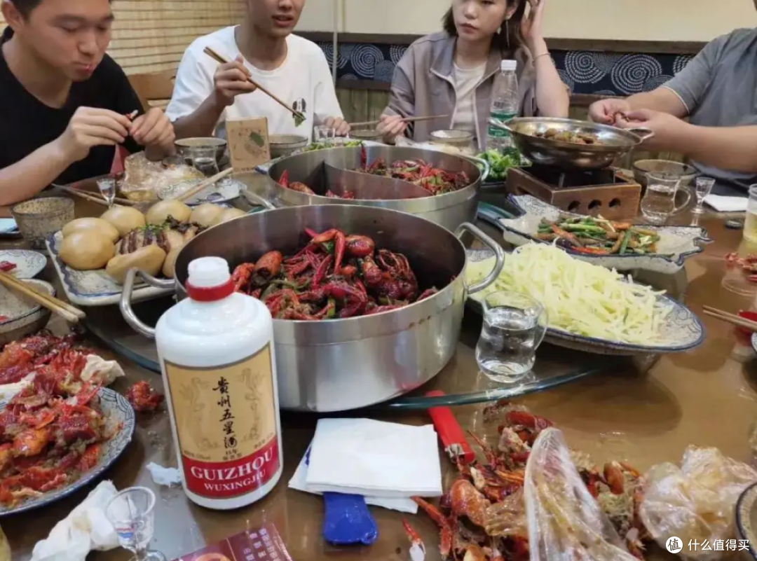 河南郑州暴发户,酒席连开40瓶飞天茅台,喝完却干怪事,引来怒呛_白酒