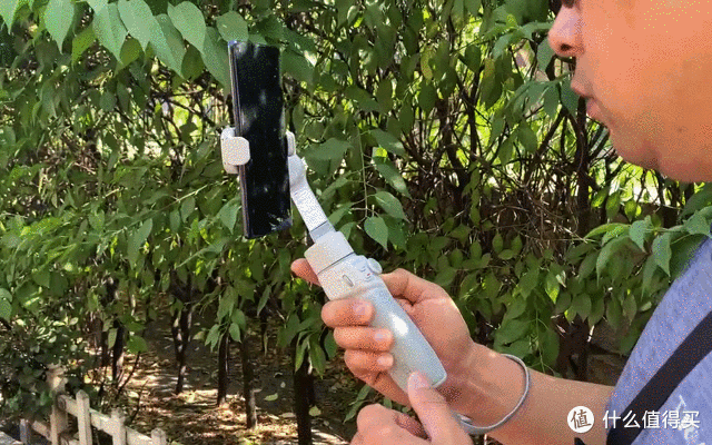 自带补光、一键拍片、折叠携带很方便:智云SMOOTH-Q4手机稳定器体验