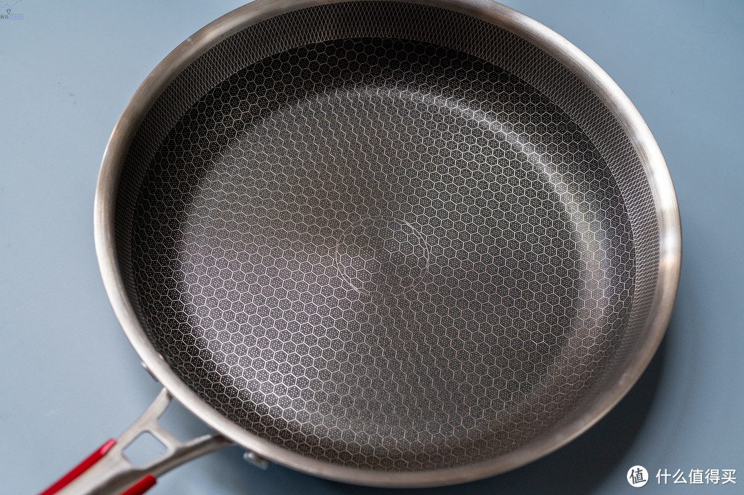 扎实耐用的平底锅，安全抗菌更好使，康巴赫抗菌蜂窝煎锅上手