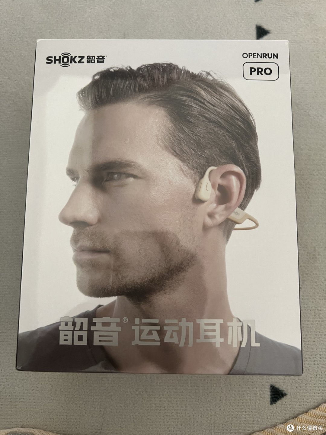 正面,有层膜反光