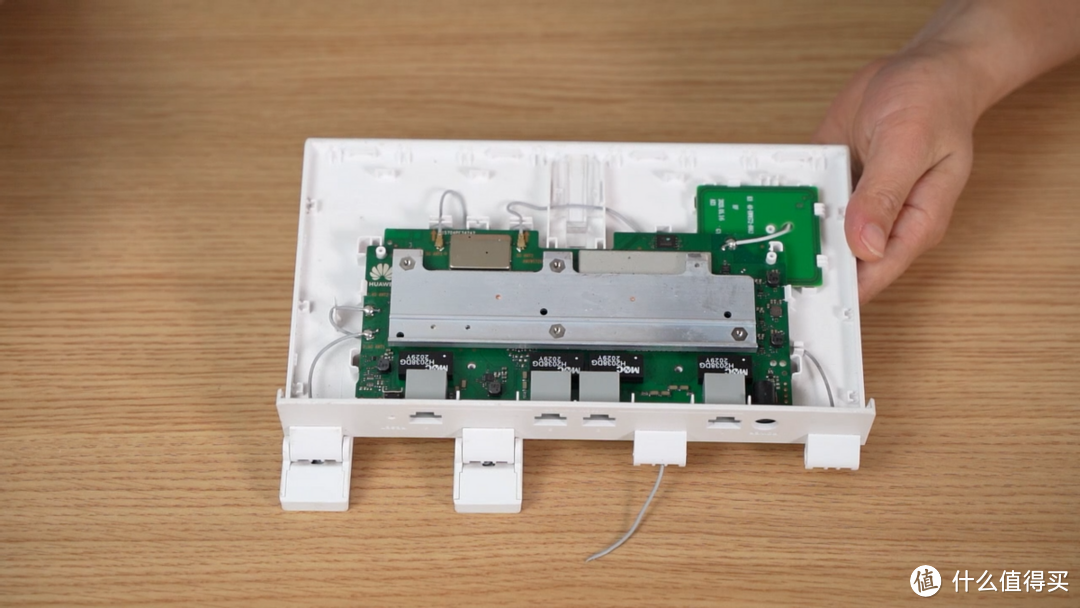 华为AX3Pro路由器DIY拆机换天线，实测信号速率提升明显