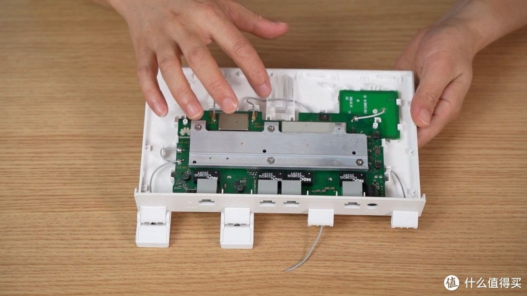 华为AX3Pro路由器DIY拆机换天线，实测信号速率提升明显