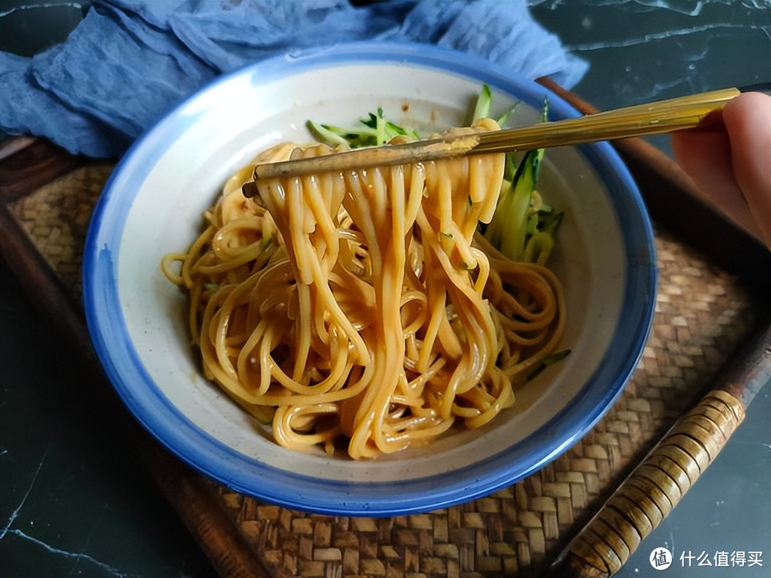 夏天做凉面，切记不要过凉水，教你地道做法，爽滑入味吃不够