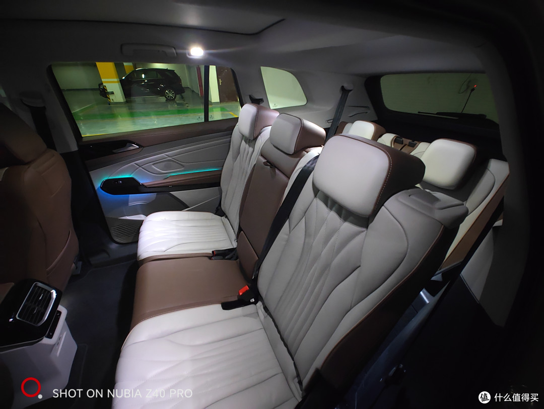 由内及外的说一下吧,首先是内饰,这辆车的内饰和以往的大众相比还是有