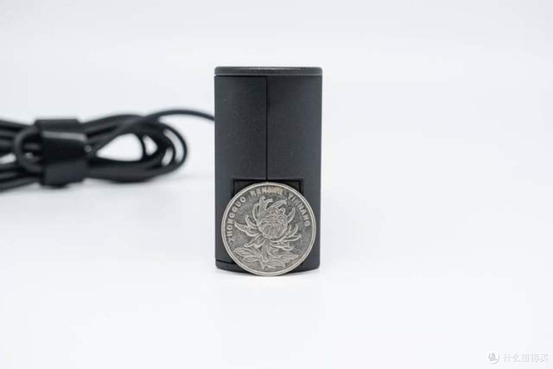 “梅花”与USB-C的结合同样轻盈,联想95W充电器评测