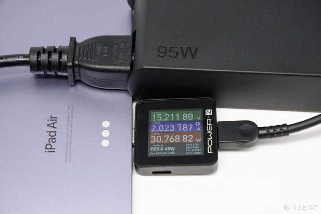 “梅花”与USB-C的结合同样轻盈,联想95W充电器评测