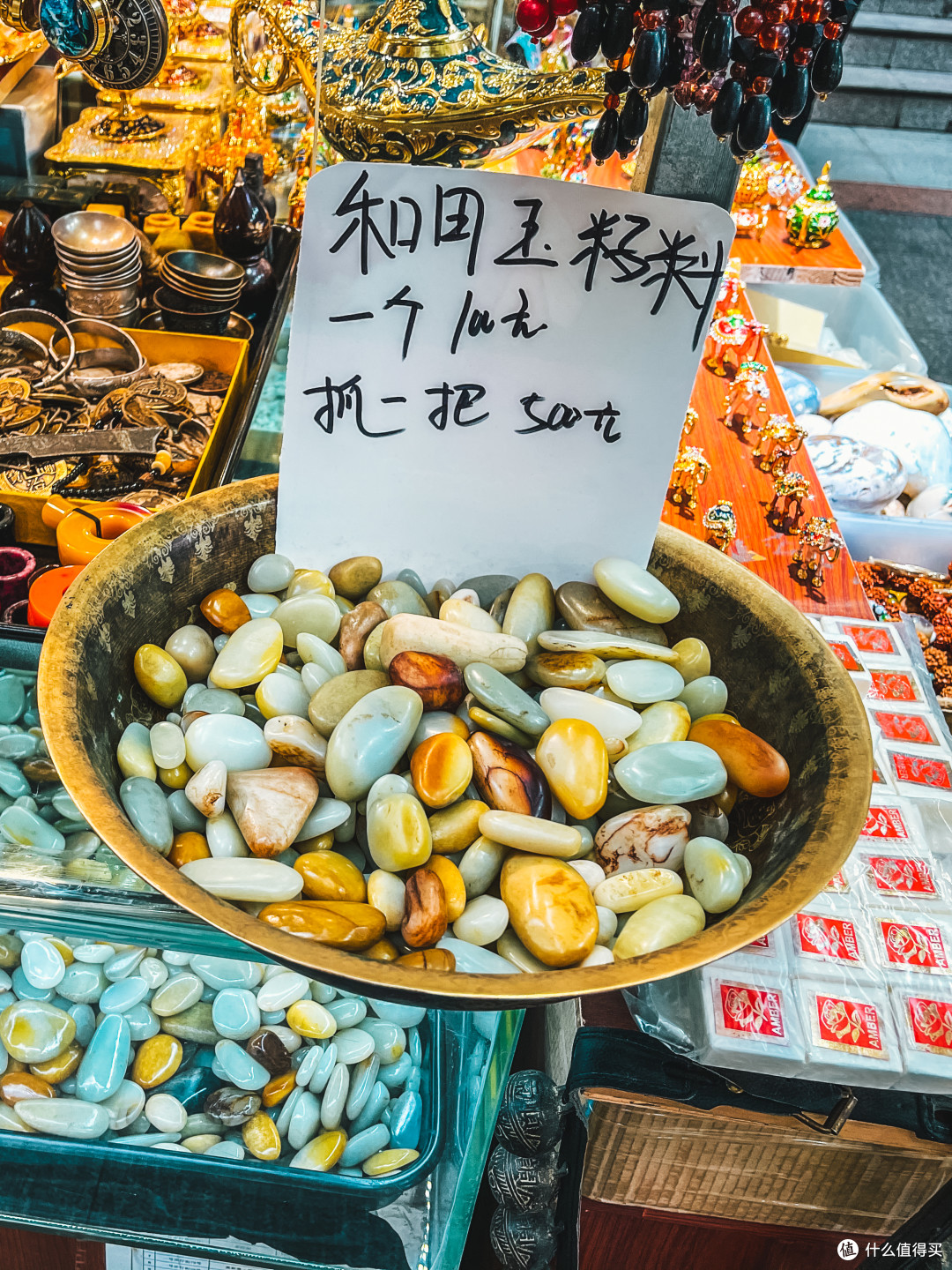 这种卖石料的方式,内地游客很多都是第一次见