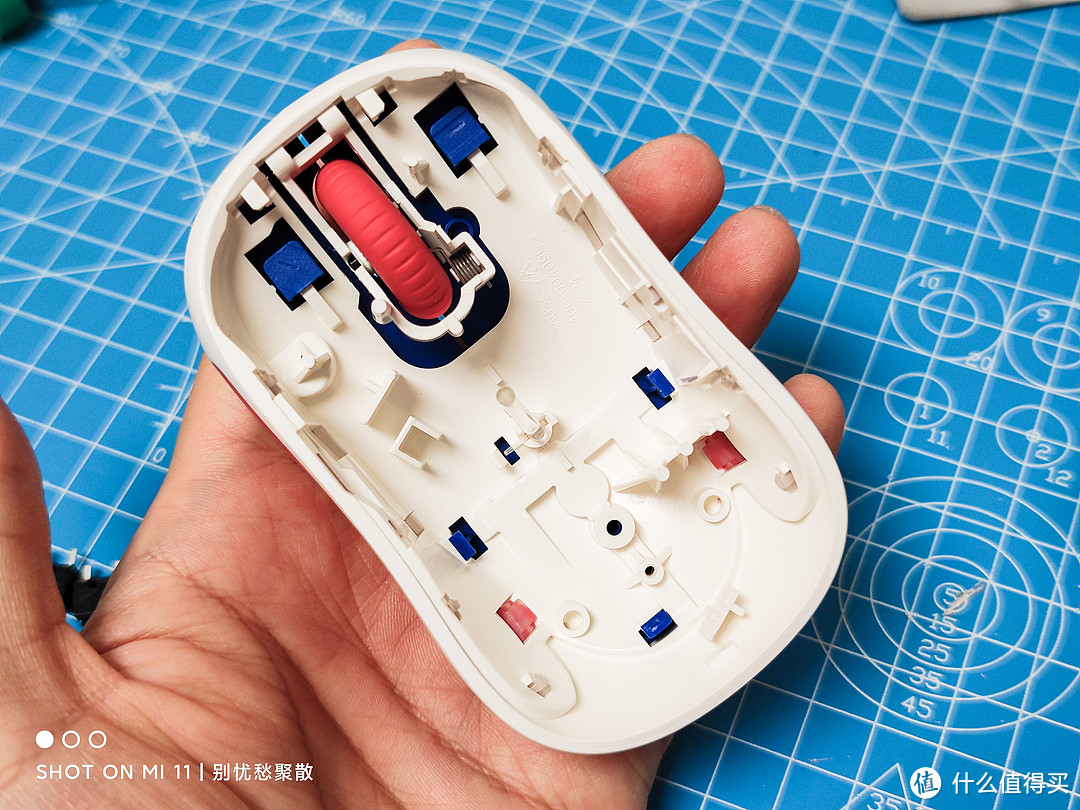 4g无线发射器,罗技的老传统.▲▲ m238 左右两侧是可拆的类肤质软胶.