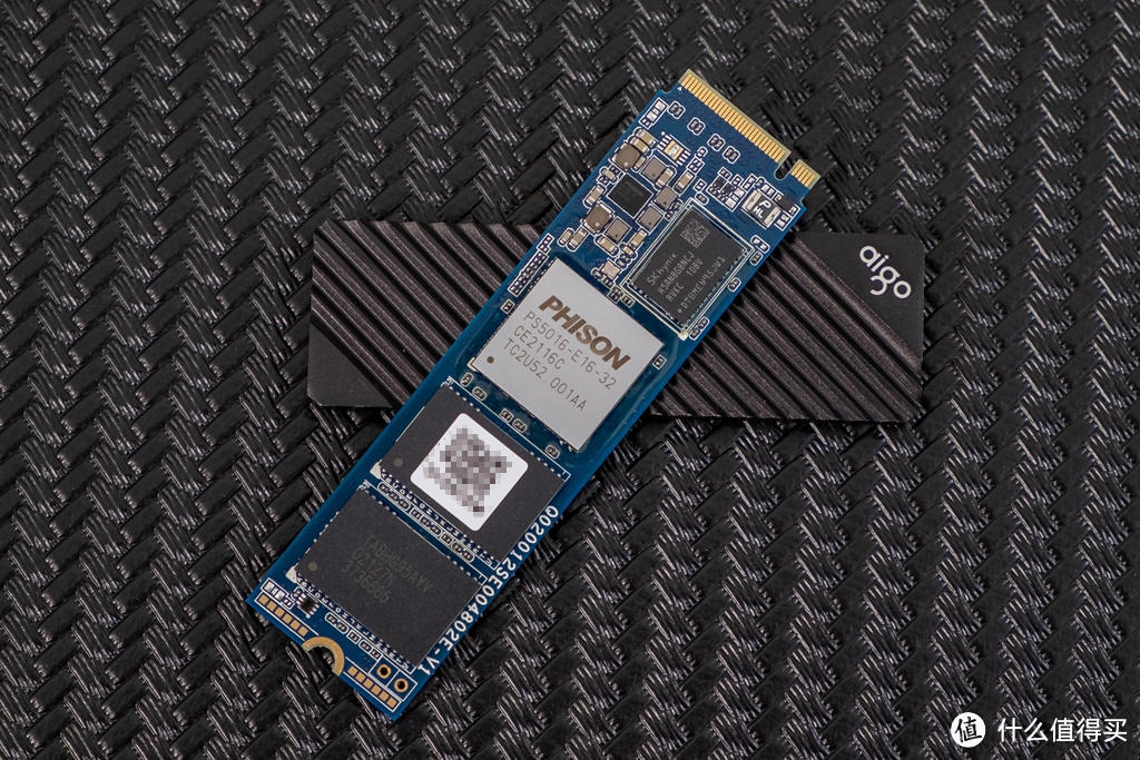 SSD价格大崩盘，国产品牌发力高端，aigo PCIe4.0旗舰SSD体验