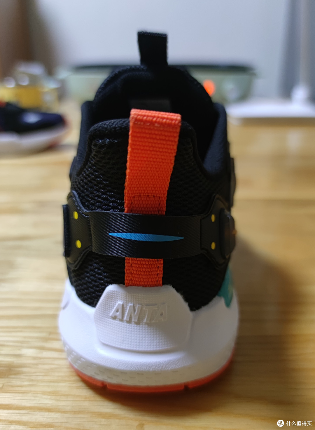鞋后头，拉环、品牌logo