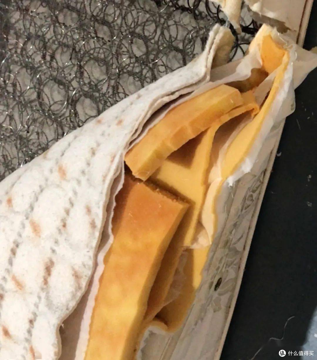 用了12年的床垫的海绵层已发黄软化
