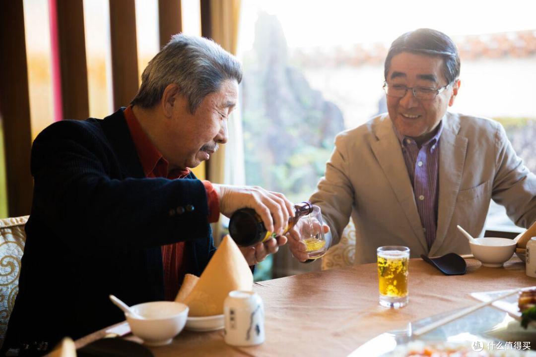 给别人倒酒时,很忌讳做一个动作,酒桌上有规矩,建议了解_白酒_什么值得买