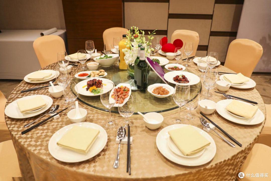 给别人倒酒时很忌讳做一个动作酒桌上有规矩建议了解