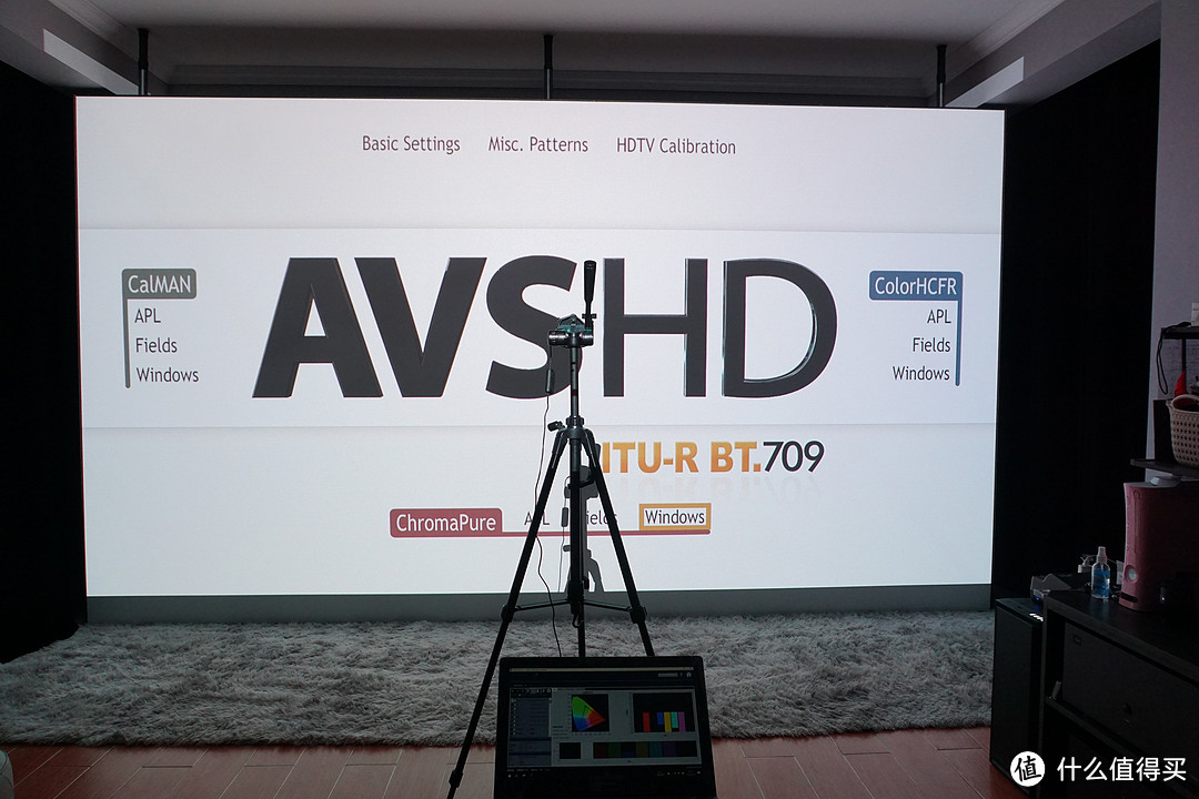 ▲SDR测试碟为AVS-HD，测试环境如图：幕布两侧环境光吸收+地毯处理地面反光，电脑显示器亮度调到最低减少环境光，C1投射190寸画面，亮度远高于电脑屏幕，因为懒得再调整安装高度，C1投射的实际画面比幕布高了一点，但不会影响实测数据
