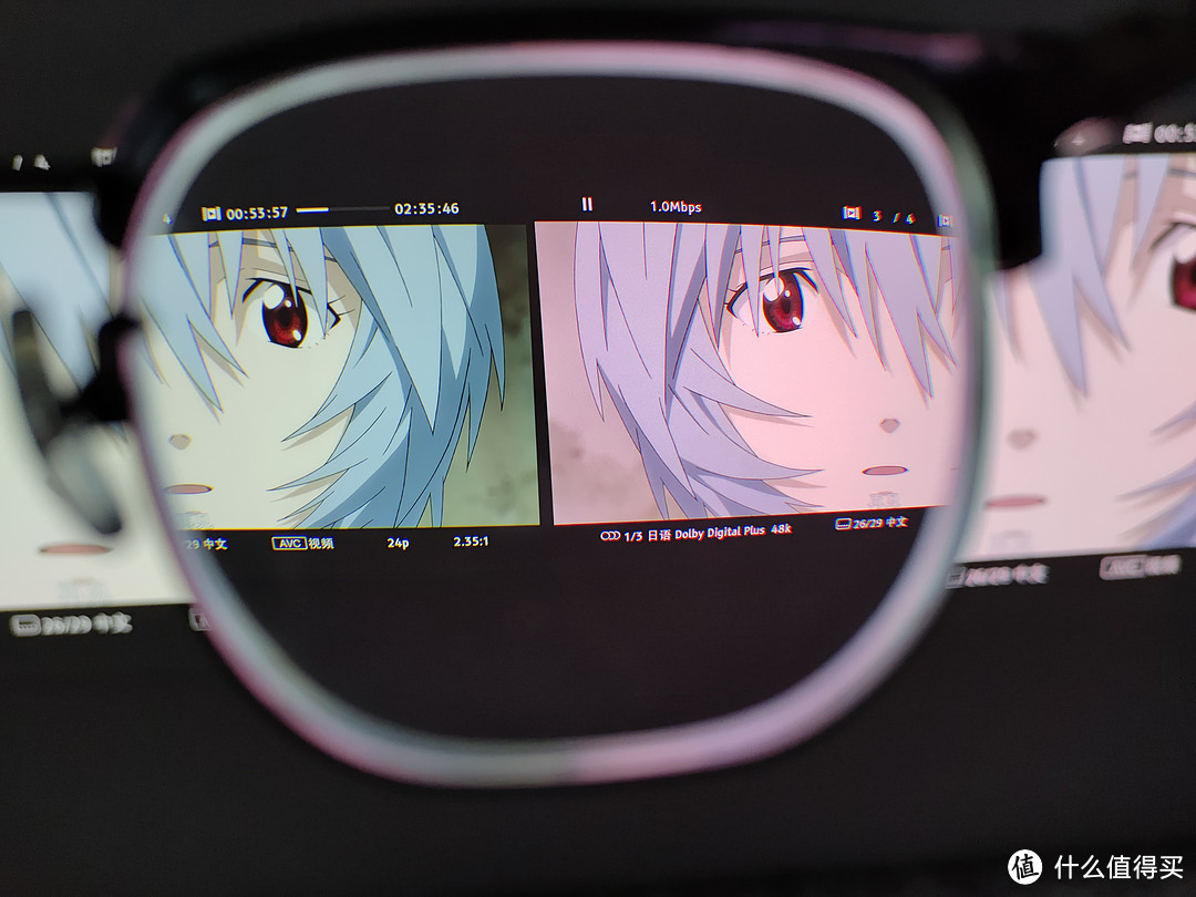 ▲佩戴眼镜观看，左为峰米V10，右为Vidda C1