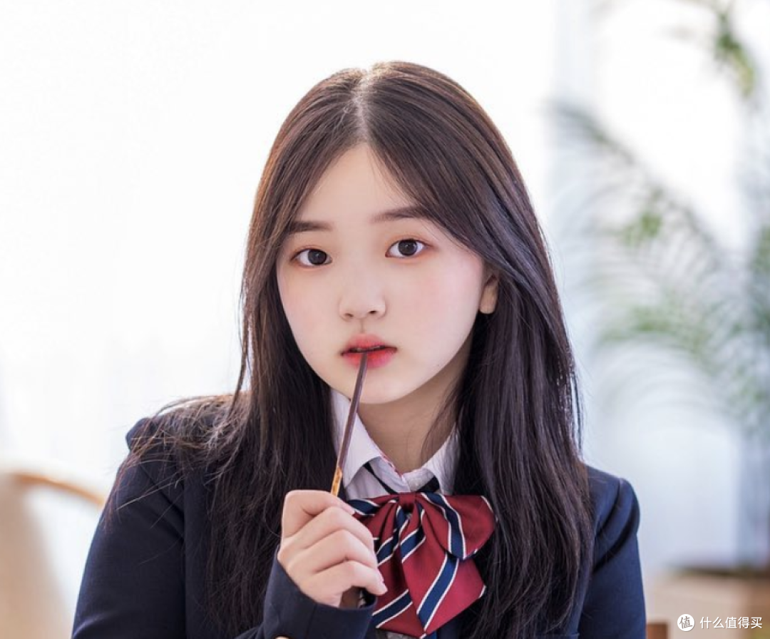 21岁女星演12岁少女竟无违和感,除了天生优势,穿衣方面也十分减龄!