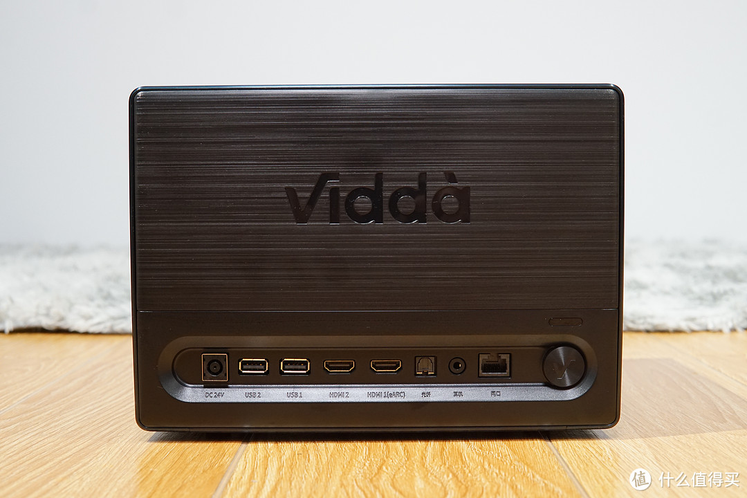 ▲ViddaC1 背面，一共有2个USB接口、2个HDMI接口、1个光纤接口和、1个耳机解孔和1个网线接口，其中HDMI1支持EARC回传
