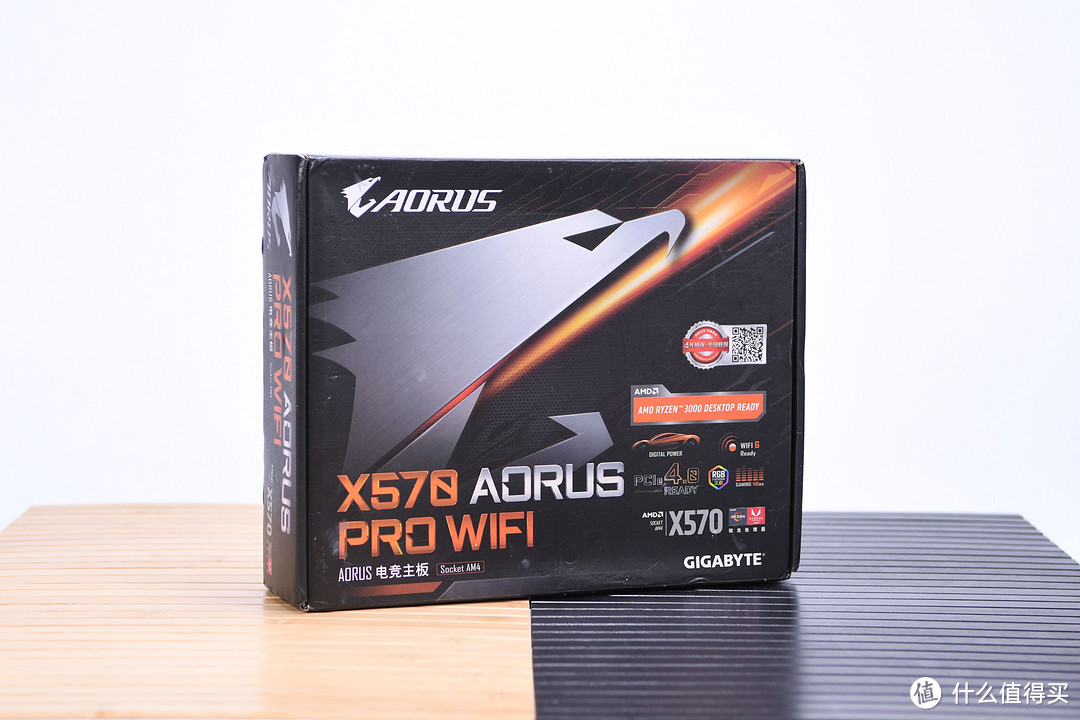 aorus pro wifi主板为标准atx板型,包装盒很大且厚实