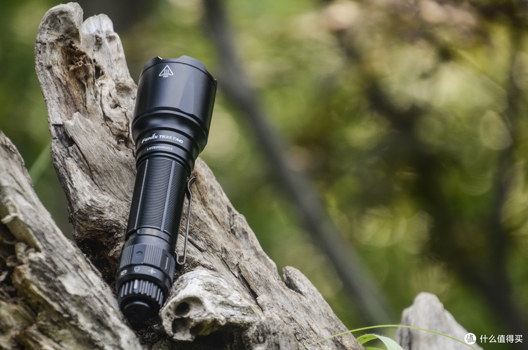 战术照明,一转一按就有稳定的光:Fenix TK22 TAC