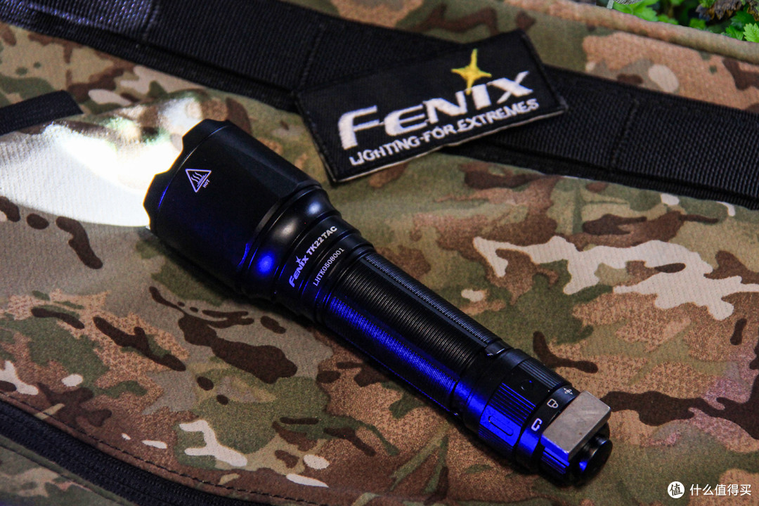 战术照明,一转一按就有稳定的光:Fenix TK22 TAC