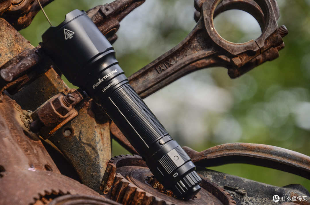 战术照明,一转一按就有稳定的光:Fenix TK22 TAC
