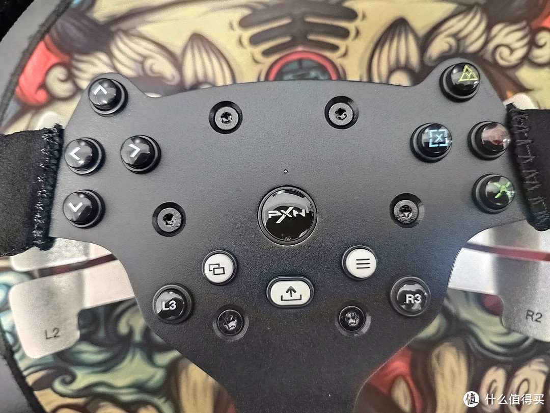 盘面按键特写，看着挺多，但体验后发现一些复杂的赛车游戏这些按键还是不够用。