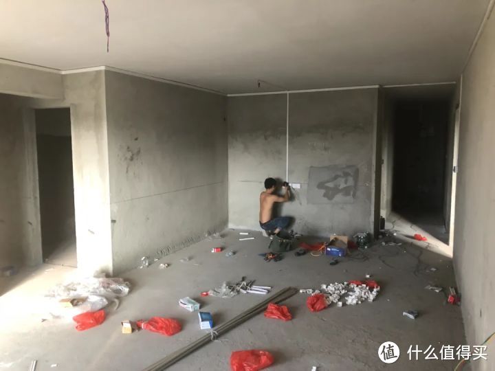 没钱装修，直接住进毛坯房，这对小夫妻的“赤贫风”意外火了