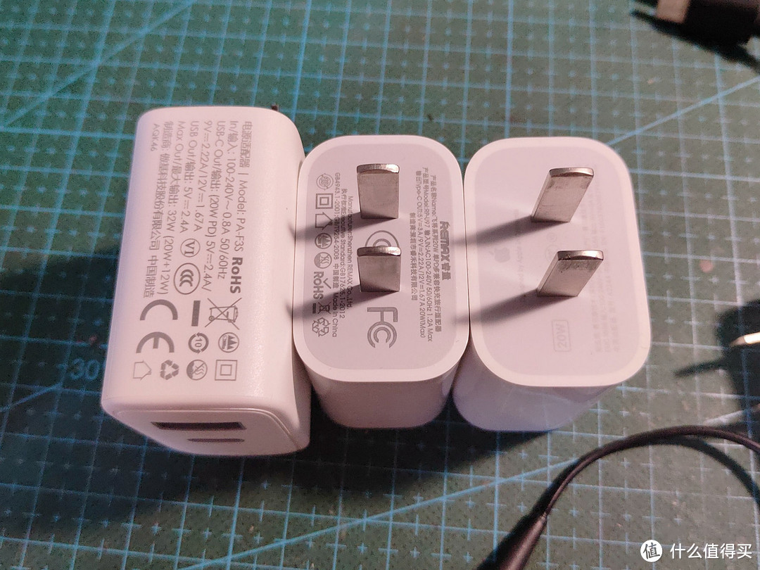 能电人?三种价位的苹果20W充电器纹波对比测试及隔空跑电路特技表演