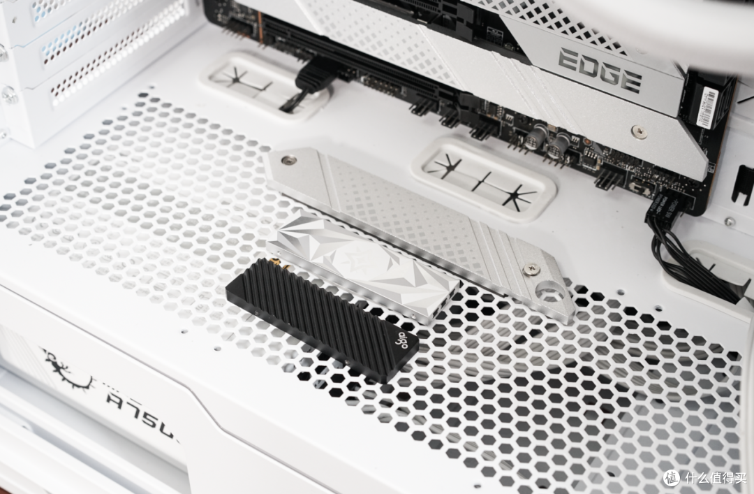 高速M(fèi).2 SSD散熱比拼：硬盤自帶與主板自帶的散熱片，誰性能更好？