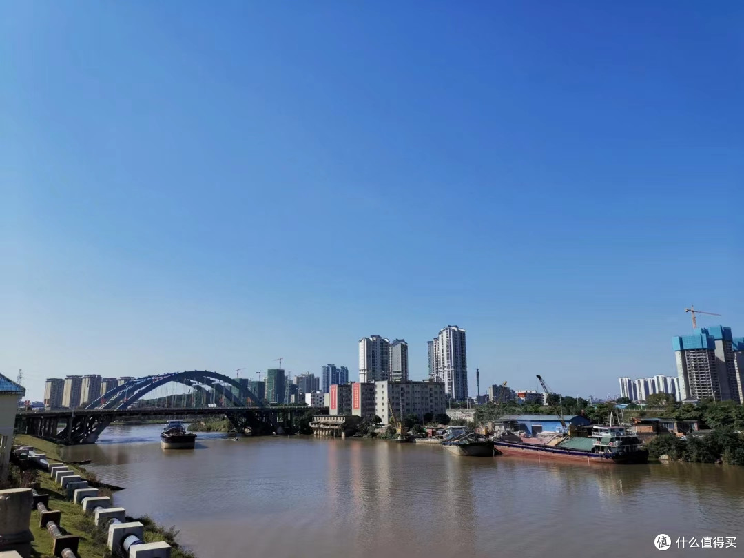 八尺江桥，边上是个小码头