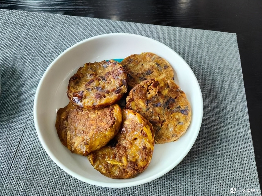 娘儿俩真是好胃口,一餐吃掉2斤肉,网友哈哈笑:调皮的懒妈妈