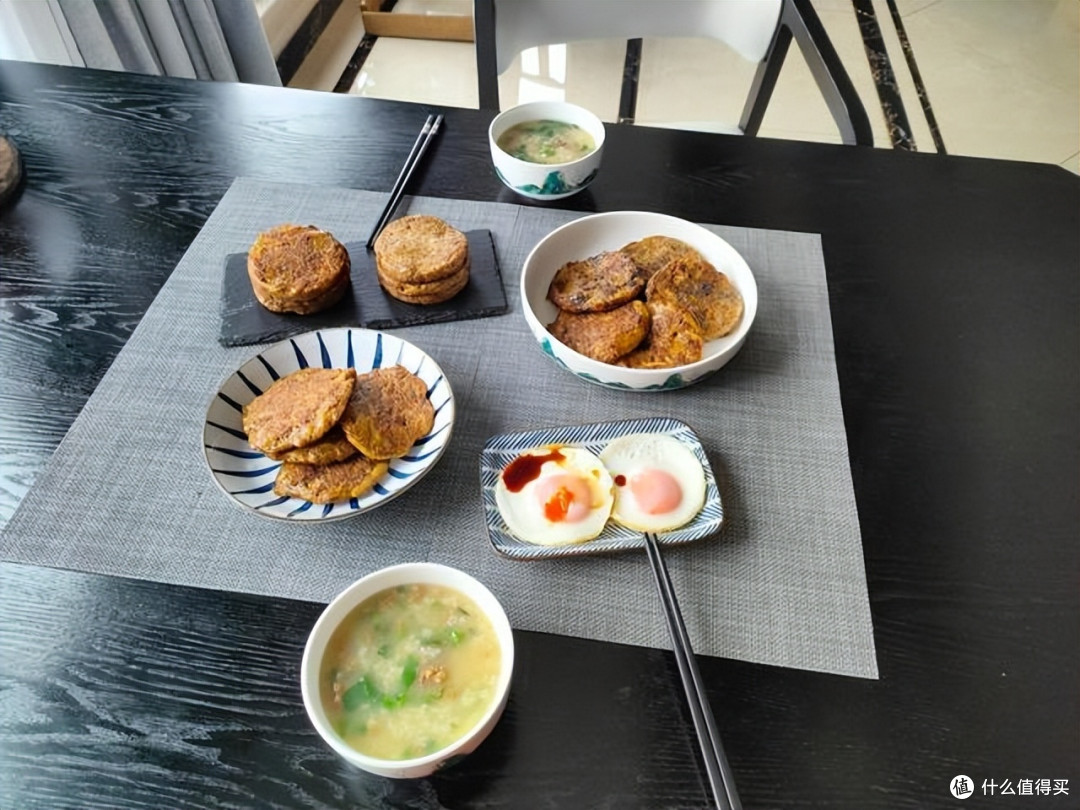 娘儿俩真是好胃口,一餐吃掉2斤肉,网友哈哈笑:调皮的懒妈妈