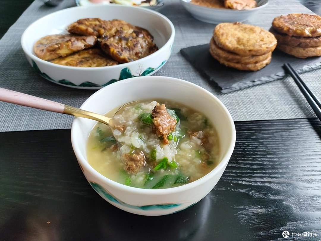 娘儿俩真是好胃口,一餐吃掉2斤肉,网友哈哈笑:调皮的懒妈妈