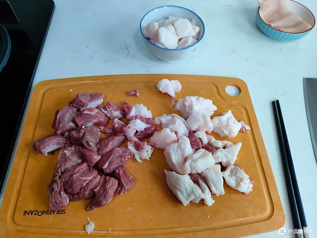 娘儿俩真是好胃口,一餐吃掉2斤肉,网友哈哈笑:调皮的懒妈妈